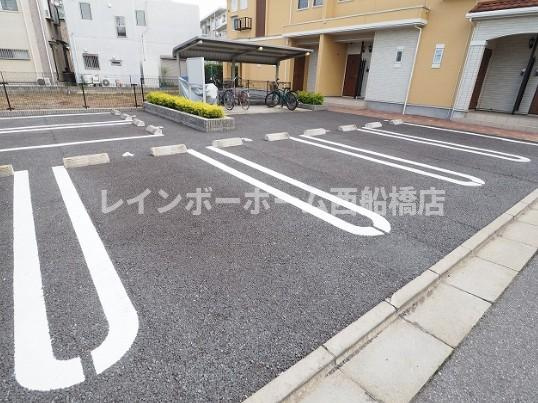 イースト　セレーノの駐車場
