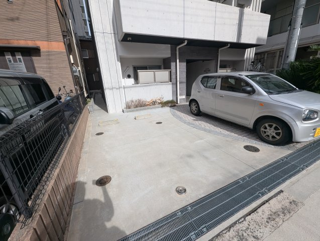ONLYONE塚本の駐車場