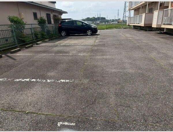 ハピネス秋葉A・B棟の駐車場