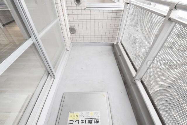 【バルコニー】 | ウィンベルコーラス浅草 | バルコニーの様子。ここからの眺めが、日々のストレスを発散してくれることでしょう。ちなみにバルコニーは専有部分ではなく「共用部分」の扱いです。～即日のご見学可能～　お問合せはお気軽にどうぞ。
