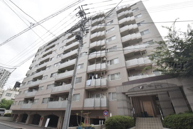 【外観】 | ウィンベルコーラス浅草 | 青空によく映える建物です。手入れの行き届いた外壁やマンション正面エントランスなど、綺麗な姿をぜひ一度、現地にてご覧ください。～即日のご見学可能～　お問合せはお気軽にどうぞ。
