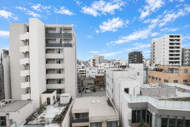 【展望】 | ウィンベルコーラス浅草 | 眼前に広がる空の雄大さと、このお部屋の自慢の一つである「眺望」をご覧ください。毎日、この景色を独り占めできる新生活に夢が広がります。～即日のご見学可能～　お問合せはお気軽にどうぞ。
