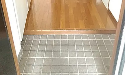 千早ビルの玄関