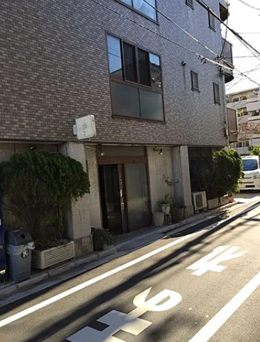 千早ビルのエントランス