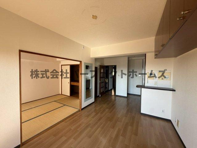 ふぁみーゆ寝屋川セントラルパークA棟の居間・リビング|ゆったりとした居間です