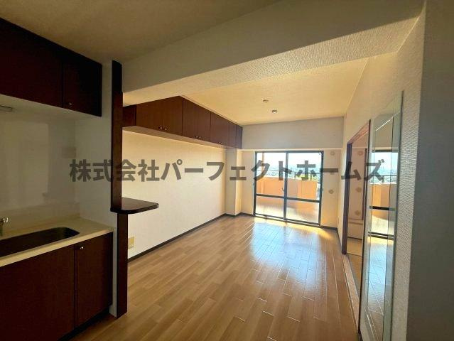 ふぁみーゆ寝屋川セントラルパークA棟の居間・リビング|こちらのリビングで趣味の時間をお楽しみください