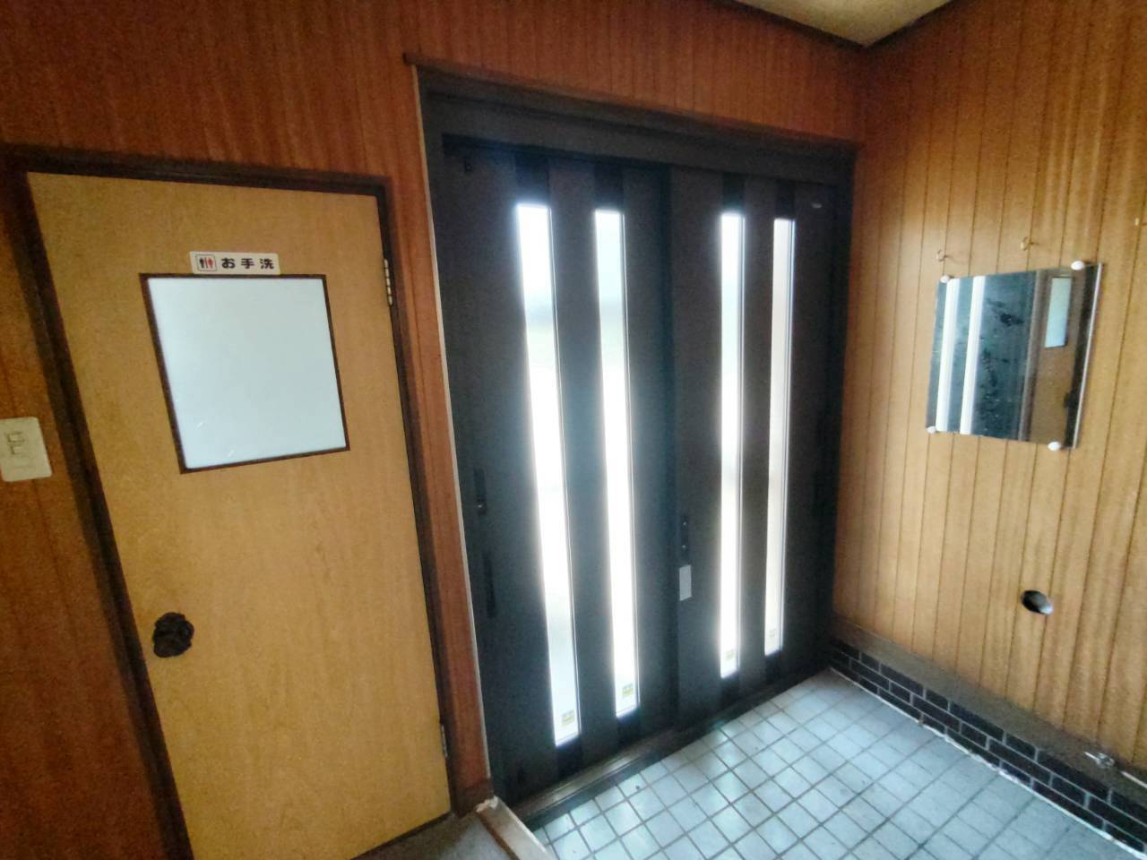 興津2丁目中古住宅の玄関
