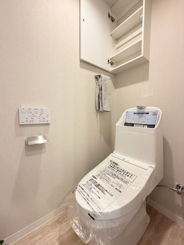 塔南蒔絵ハイツのトイレ|上部にはトイレットペーパーのストックが収納できる棚が備え付けられております。（R8.8撮影）