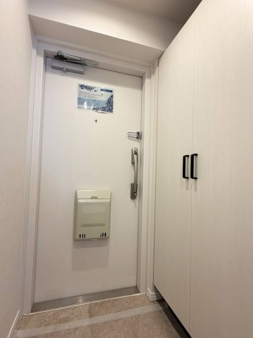 塔南蒔絵ハイツの玄関|住まいの「顔」となる玄関。スッキリした玄関にできるシューズボックスは欠かせない存在ですね♪（R8.8撮影）