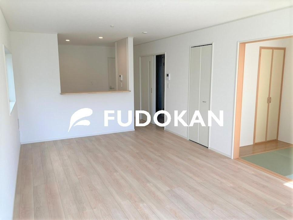 山形市印役町５丁目の新築一戸建の内観：施工例|リビングは広々です。家族の団欒の場として家庭を包みます。