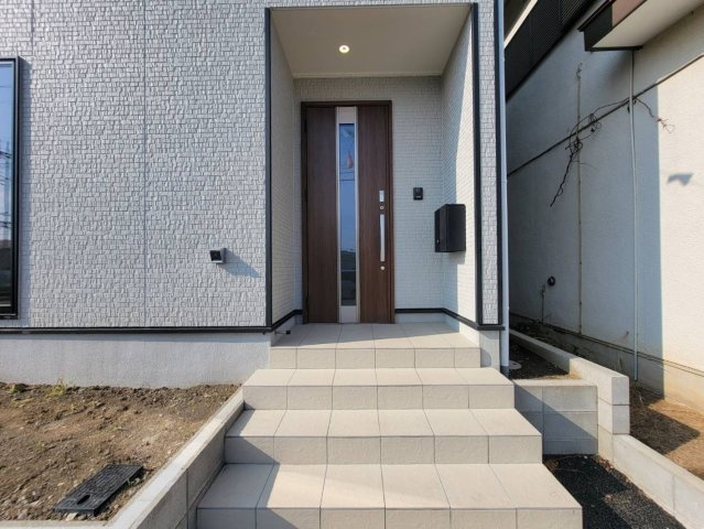 【Cradle garden】宇都宮市今宮 第4 全1棟の玄関|〇1号棟〇
安全な暮らしに欠かせないインターホンと、便利なダイヤル式ポストを玄関に標準装備！
使いやすさと安心感を兼ね備えた、どなたでも心地よく暮らせる充実のラインナップです。
※2026年8月撮影