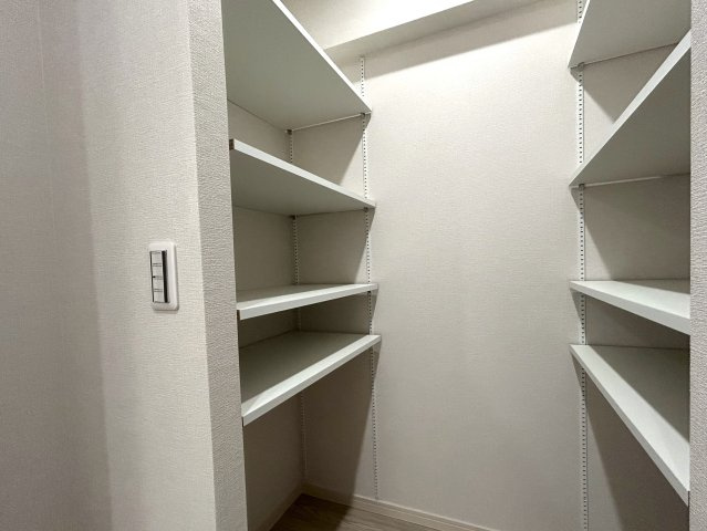 横浜駅が最寄りってヤバくない！？当然、一番住みたいと言えるエリアでも住めないから少し離れるのがセオリーなのに、、え？いっちゃう？住んじゃう？その上ペットもイケる『ストーク横浜二番館』リフォームの収納|収納豊富です