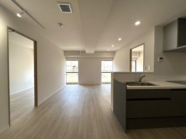 横浜駅が最寄りってヤバくない！？当然、一番住みたいと言えるエリアでも住めないから少し離れるのがセオリーなのに、、え？いっちゃう？住んじゃう？その上ペットもイケる『ストーク横浜二番館』リフォームの居間・リビング|こちらのリビングで趣味の時間をお楽しみください