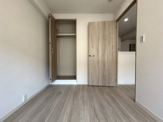 横浜駅が最寄りってヤバくない！？当然、一番住みたいと言えるエリアでも住めないから少し離れるのがセオリーなのに、、え？いっちゃう？住んじゃう？その上ペットもイケる『ストーク横浜二番館』リフォームの洋室|洋室です