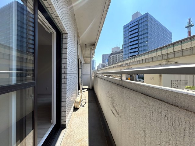 横浜駅が最寄りってヤバくない！？当然、一番住みたいと言えるエリアでも住めないから少し離れるのがセオリーなのに、、え？いっちゃう？住んじゃう？その上ペットもイケる『ストーク横浜二番館』リフォームのバルコニー|陽当たり良好なバルコニーです
