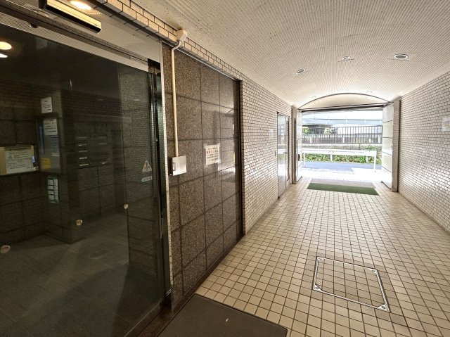 横浜駅が最寄りってヤバくない！？当然、一番住みたいと言えるエリアでも住めないから少し離れるのがセオリーなのに、、え？いっちゃう？住んじゃう？その上ペットもイケる『ストーク横浜二番館』リフォームのエントランス|建物の内部です