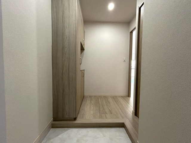 横浜駅が最寄りってヤバくない！？当然、一番住みたいと言えるエリアでも住めないから少し離れるのがセオリーなのに、、え？いっちゃう？住んじゃう？その上ペットもイケる『ストーク横浜二番館』リフォームの玄関|落ち着いた玄関です