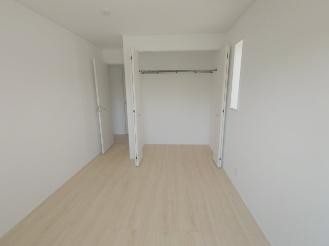 クレイドルガーデン高松市香西本町第１◇光熱費の負担の軽減が可能なオール電化住宅ですの洋室|２号棟２階洋室
内部には収納棚などが設置されていて収納力が抜群で、衣類以外の大きなものも収納できます(^^♪