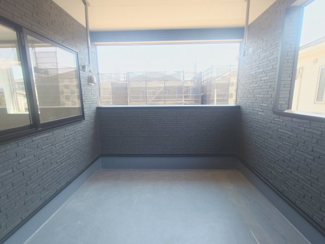 クレイドルガーデン高松市香西本町第１◇光熱費の負担の軽減が可能なオール電化住宅ですのバルコニー|２号棟バルコニー
急な天気の変化などにも強いインナーバルコニー付きのお家です。
屋根に守られた空間で、家の中にいる時と同じ居心地のまま自然の光や風を直接感じることができます。