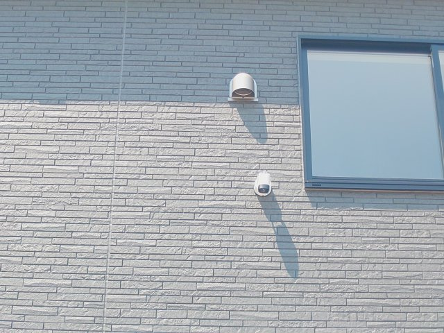 クレイドルガーデン高松市香西本町第１◇光熱費の負担の軽減が可能なオール電化住宅ですの防犯設備|２号棟防犯カメラ
防犯カメラを目立つ場所に設置することによって、不審者の発見につながり、犯罪を未然に防ぐことができて安全です。