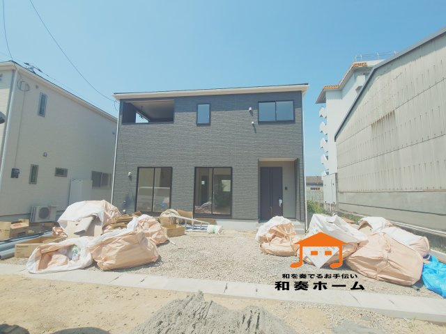 クレイドルガーデン高松市香西本町第１◇光熱費の負担の軽減が可能なオール電化住宅ですの前面道路含む現地写真|２号棟外観
駐車場スペースは３台以上のゆったりとした区画です。入居者以外の出入りが少ないので駐車が苦手な方にも安心です。家族の複数台所有や来客用駐車や将来的な車の増台にも対応しやすいです。
