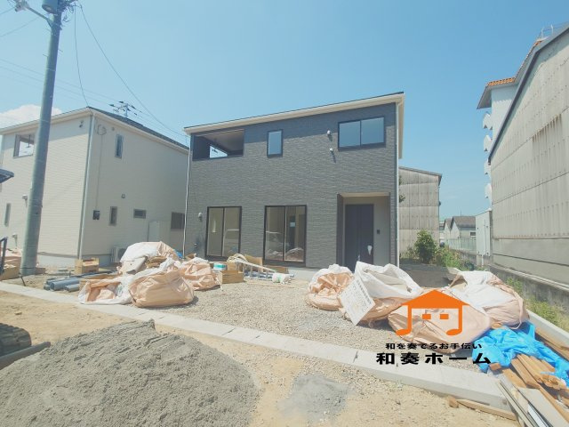 クレイドルガーデン高松市香西本町第１◇光熱費の負担の軽減が可能なオール電化住宅ですの前面道路含む現地写真|２号棟
黒色の外壁は、モダンで洗練された印象を与え、高級感を演出できます。砂埃やコケ、カビ、排気ガスの黒ずみ、雨だれなどが目立ちにくいという実用的なメリットがあります。