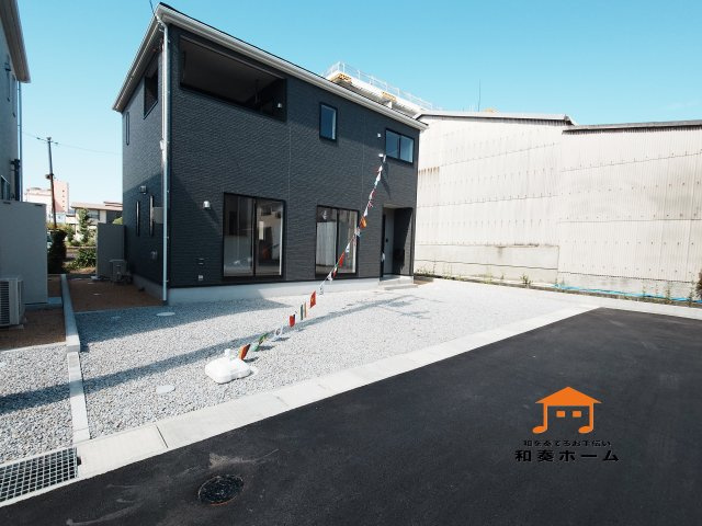 クレイドルガーデン高松市香西本町第１◇光熱費の負担の軽減が可能なオール電化住宅ですの外観|２号棟
内覧可能です！黒色の外壁は、モダンで洗練された印象を与え、高級感を演出できます。砂埃やコケ、カビ、排気ガスの黒ずみ、雨だれなどが目立ちにくいという実用的なメリットがあります。