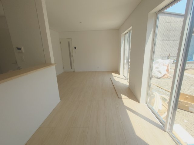 クレイドルガーデン高松市香西本町第１◇光熱費の負担の軽減が可能なオール電化住宅ですの居間・リビング|２号棟
居住空間のメインである１６．０帖の広いリビングは家族がゆとりをもって快適な時間を過ごせます。また、家族構成やライフスタイルの変化にも柔軟に対応できます。