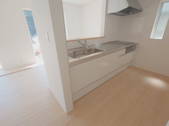 クレイドルガーデン高松市香西本町第１◇光熱費の負担の軽減が可能なオール電化住宅ですのキッチン|２号棟
お子さんが小さくても対面キッチンであれば様子を伺いながら調理ができますので、なにかあってもすぐにお子さんの様子に気が付くことができます。高齢の方と同居している家庭でも同様の理由で人気です！