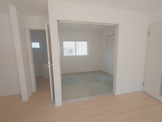クレイドルガーデン高松市香西本町第１◇光熱費の負担の軽減が可能なオール電化住宅ですの和室|和室
宿泊部屋やアイロンがけなどのちょっとした作業になど、用途に応じて多目的に使える和室は何かと便利です。