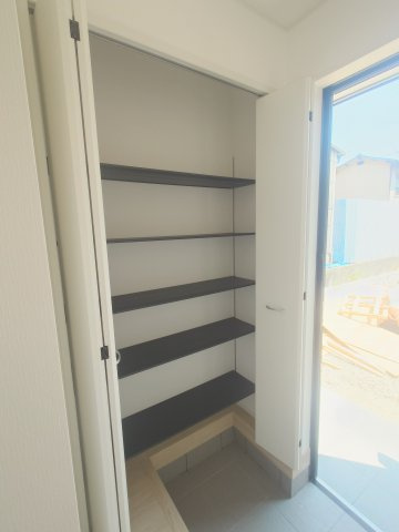 クレイドルガーデン高松市香西本町第１◇光熱費の負担の軽減が可能なオール電化住宅ですの収納|玄関収納
玄関をすっきりと保ち、靴や屋外で使用する様々なものを効率的に収納できる収納力豊富なのシューズクロークがあれば、靴を玄関に置きっぱなしにする必要がなくなります。