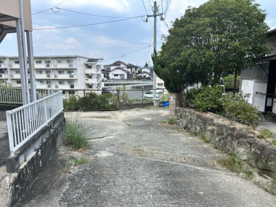 【前面道路含む現地写真】 | 瓦町売家 | 前面道路との高低差を活かしたプライバシーの保ちやすい外観