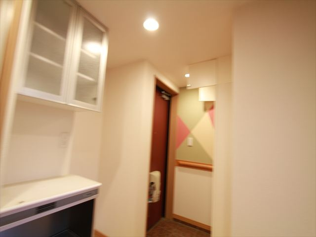 クレストハウス　緑道沿い　ロフト　南東向きの玄関