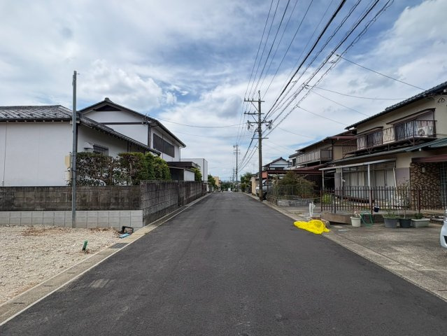 リーブルガーデン　各務原市那加琴が丘町　全1区画分譲の前面道路含む現地写真|「現地（2026年8月27日）撮影」　
■前面道路　
■ヤマダ不動産　株式会社リライフ