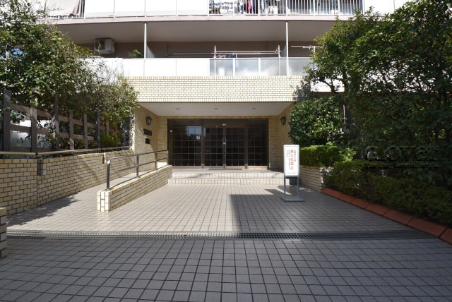 【エントランス】 | 東陽町ガーデニア | お客様を、そして住人を出迎えてくれるマンションのエントランス。ゴミが落ちていないことからも、管理状態の良さや住民の節度の高さが見て取れます。～即日のご見学可能～　お問合せはお気軽にどうぞ。