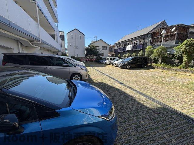 グレースコート西宮の駐車場