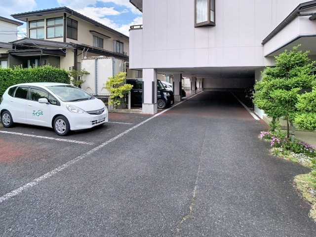 ウィンデールの駐車場
