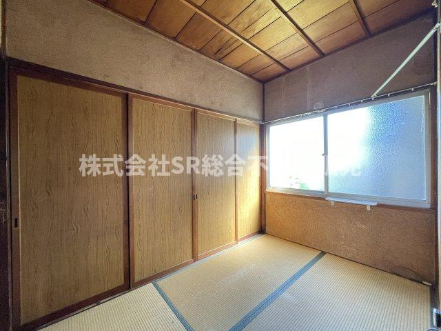荒川3丁目中古戸建の寝室|1F　3.0帖。大きな窓から明るい光が入ってきます！