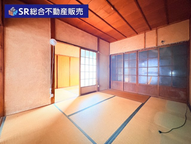 荒川3丁目中古戸建の寝室|1F　3.0帖。大きな窓から明るい光が入ってきます！