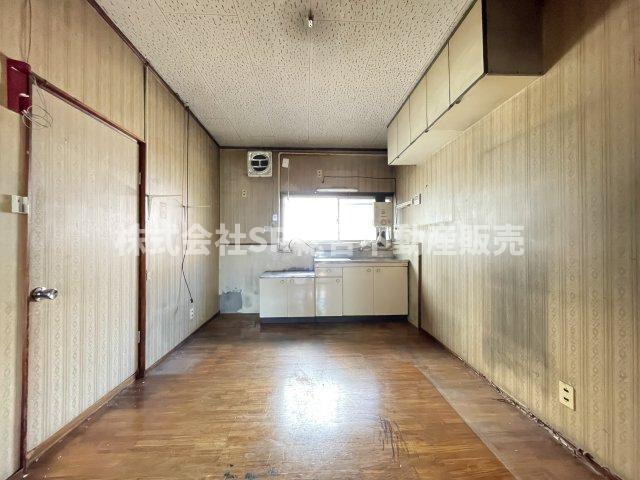 荒川3丁目中古戸建のキッチン|ダイニングテーブルも置けるスペースがございます！