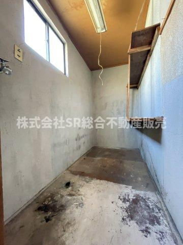 荒川3丁目中古戸建のランドリースペース|1Fにはユーティリティー（家事室）もございます！室内で洗濯作業を完結でき、花粉が気になる方には助かります♪