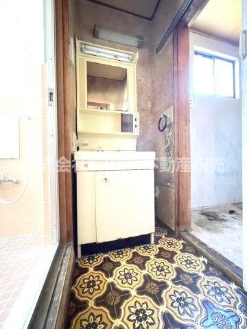 荒川3丁目中古戸建の脱衣所|コンパクトな脱衣所です！