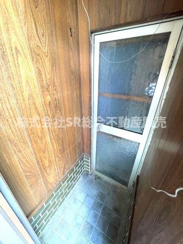荒川3丁目中古戸建の収納|玄関横に物置スペースがあるのですっきり整頓できます！