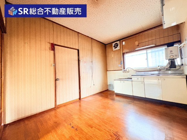 荒川3丁目中古戸建の収納|玄関横に物置スペースがあるのですっきり整頓できます！