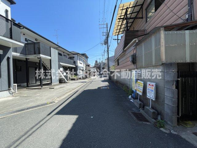 荒川3丁目中古戸建の前面道路含む現地写真|弊社は、工務店と関係強化を徹底し、世界情勢やナフサショックの影響を受けずに材料確保を行い、納期も遅れることがございませんので、心配ご無用です！お気軽にご相談下さい。