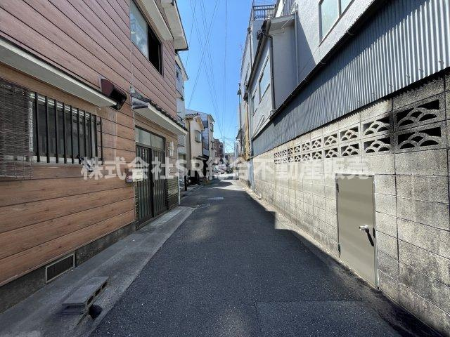 荒川3丁目中古戸建の前面道路含む現地写真|当日予約も大歓迎です！土日祝、雨の日やお子様連れのお客様の送迎も可能ですのでお気になさらずお問合せ下さい。お仕事終わりのお時間にも柔軟に対応致しますのでお気軽にお申し付け下さいませ。