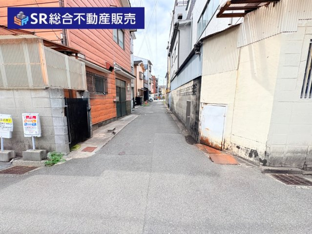 荒川3丁目中古戸建の前面道路含む現地写真|当日予約も大歓迎です！土日祝、雨の日やお子様連れのお客様の送迎も可能ですのでお気になさらずお問合せ下さい。お仕事終わりのお時間にも柔軟に対応致しますのでお気軽にお申し付け下さいませ。