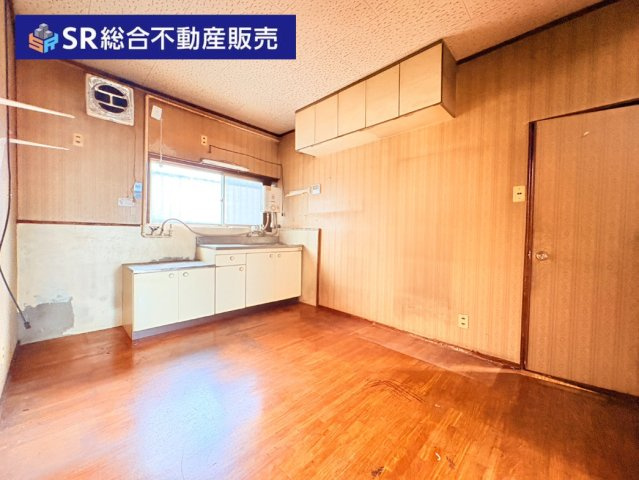 荒川3丁目中古戸建のキッチン|1F　6.0帖。広々としたダイニングキッチンスペースです！