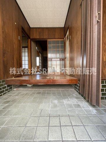 荒川3丁目中古戸建の玄関|シューズボックスを置けるスペースがございます！