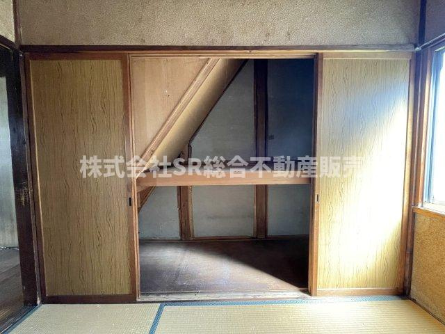 荒川3丁目中古戸建の収納|デッドスペースになりがちな階段下にも収納がございます！